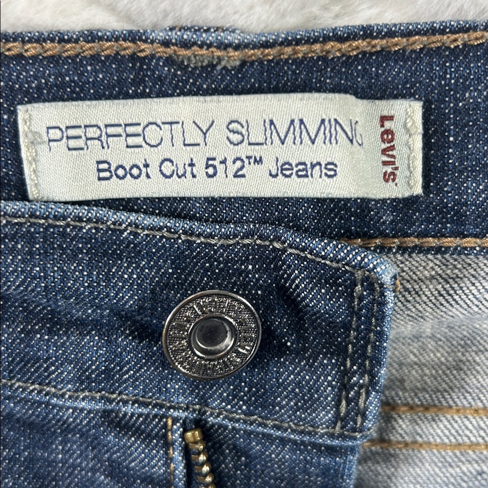 Levi's Perfectly Slimming Boot Cut 512 Jeans
Size 12 short - Picture 2 of 7